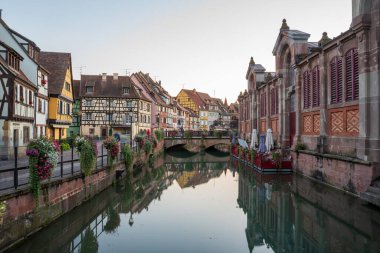 Şafak vakti Colmar 'ın sessiz kaldırımlı caddeleri. Huzurlu bir atmosferde, yumuşak sabah ışığıyla aydınlatılan renkli yarı keresteli evler..