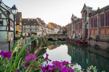 Colmars tarihi caddeleri, şafak vakti, ıssız ve huzurlu, yarı ağaçlı gölgeler ve yumuşak altın ışıkla kasabaların güzelliğini gözler önüne seriyor..