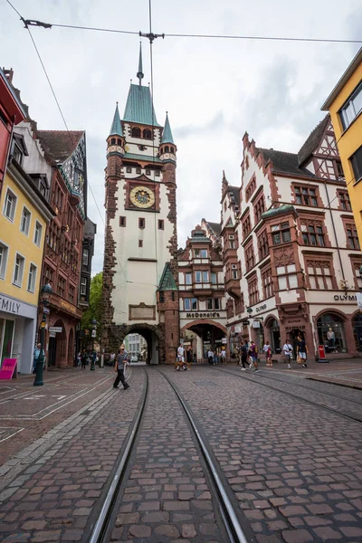 Sabah Freiburgs Martinstor 'u tramvay ve bisikletle görmek, tarihin, yerel hayatın ve şehrin büyüleyici mimarisinin bir karışımını yakalamak..