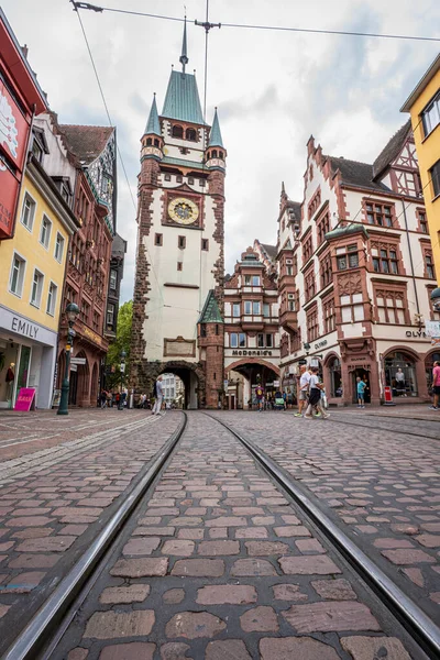Sakin bir sabahta Freiburg 'daki Martinstor şehir kapısı bisiklet ve tramvay raylarıyla şehrin bisiklet kültürü ve tarihi cazibesini vurguluyor..