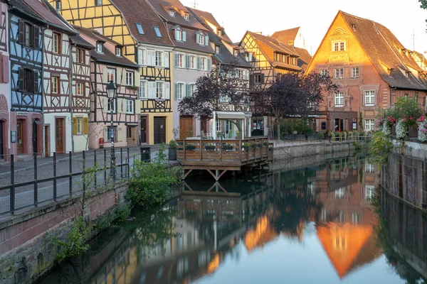 Şafak vakti Colmar 'ın sessiz kaldırımlı caddeleri. Huzurlu bir atmosferde, yumuşak sabah ışığıyla aydınlatılan renkli yarı keresteli evler..