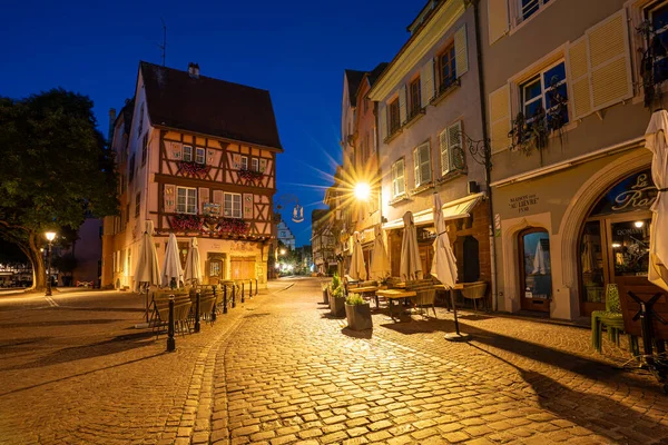 Mavi saatte Colmar, sakin kaldırımlı sokaklar ve sabahın erken saatlerinde parlayan renkli yarı ağaçlı solgunluklar..