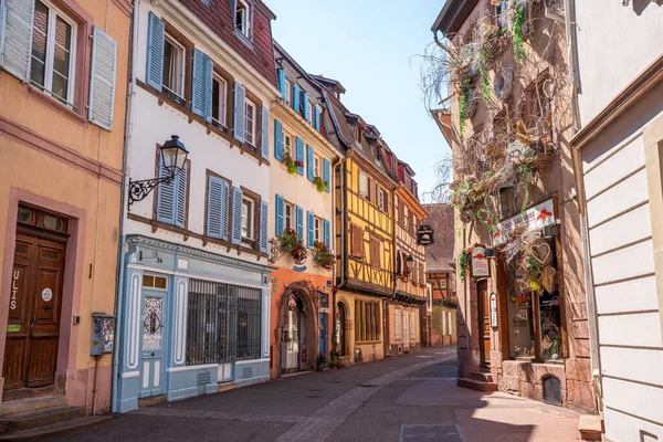 Colmars kanalları ve güneşin altında parlayan yarı keresteli evler bu peri masalı kasabanın büyüleyici ve renkli güzelliğini gözler önüne seriyor..