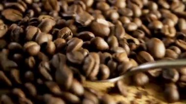 Kaşık yakın plan kahve çekirdeklerini topluyor. Yüksek kaliteli FullHD görüntüler