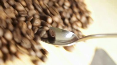 Kaşık yakın plan kahve çekirdeklerini topluyor. Yüksek kaliteli FullHD görüntüler