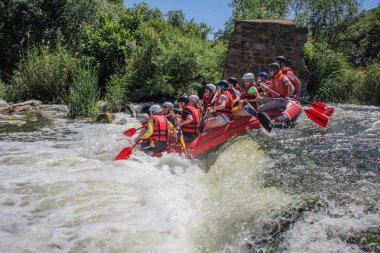 Mygiya, Ukrayna - 27 Mayıs 2018: kadın ve erkek grup, faaliyet Nehri'nde rafting suyun keyfini çıkarın. Pivdennyi Buh nehirde rafting