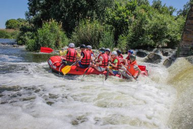 Mygiya, Ukrayna - 27 Mayıs 2018: kadın ve erkek grup, faaliyet Nehri'nde rafting suyun keyfini çıkarın. Pivdennyi Buh nehirde rafting