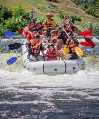 Mygiya, Ukrayna - 27 Mayıs 2018: kadın ve erkek grup, faaliyet Nehri'nde rafting suyun keyfini çıkarın. Pivdennyi Buh nehirde rafting