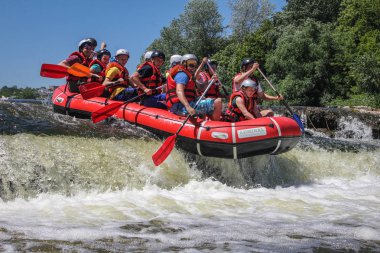 Mygiya, Ukrayna - 27 Mayıs 2018: kadın ve erkek grup, faaliyet Nehri'nde rafting suyun keyfini çıkarın. Pivdennyi Buh nehirde rafting