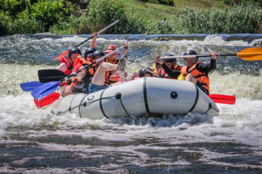 Mygiya, Ukrayna - 27 Mayıs 2018: kadın ve erkek grup, faaliyet Nehri'nde rafting suyun keyfini çıkarın. Pivdennyi Buh nehirde rafting
