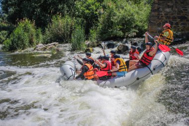 Mygiya, Ukrayna - 27 Mayıs 2018: kadın ve erkek grup, faaliyet Nehri'nde rafting suyun keyfini çıkarın. Pivdennyi Buh nehirde rafting