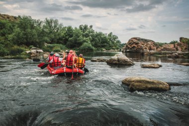 Kadın ve erkek grup, faaliyet Nehri'nde rafting suyun keyfini çıkarın. Aile tatil günlerinde rafting
