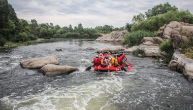 Kadın ve erkek grup, faaliyet Nehri'nde rafting suyun keyfini çıkarın. Aile tatil günlerinde rafting