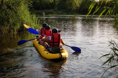 Üç adam su aktivitesi Nehri'nde rafting tadını çıkarın. Aile tatil günlerinde rafting