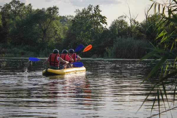 三个人在河边享受水上漂流活动 度假时的漂流家庭 — 图库照片