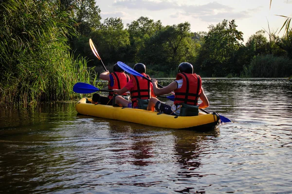 Üç adam su aktivitesi Nehri'nde rafting tadını çıkarın. Aile tatil günlerinde rafting