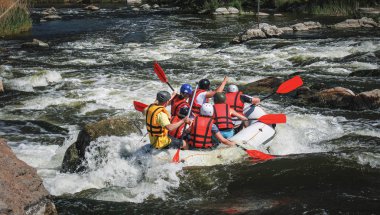 Kadın ve erkek grup, faaliyet Nehri'nde rafting suyun keyfini çıkarın. Aşırı salın