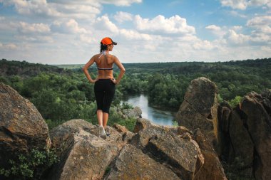Myhiya / Ukrayna - 24 Ağustos 2018: Uçurumun tepesinden güzel manzarayı izleyen genç kız