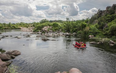 Üstten görünüm. Kadın ve erkek grup, faaliyet Nehri'nde rafting suyun keyfini çıkarın. Rafting aile tatil ter, su sporları, ıslak