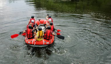 Kadın ve erkek grup, faaliyet Nehri'nde rafting suyun keyfini çıkarın. Aile tatil günlerinde rafting 