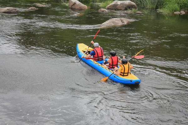 Ovanifrån Tre Män Njuta Vatten Rafting Aktivitet River Forsränning Familj — Stockfoto