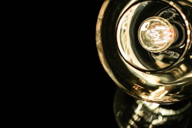 Cam tavan ve Edison ampul metin için yer ile koyu arka plan üzerinde. Yakın çekim