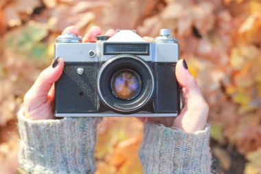 Vintage kamera el üzerinde bulanık arka plan. kavram: fotoğraf kursları