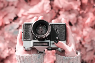 Vintage kamera el üzerinde bulanık arka plan. kavram: fotoğraf kursları