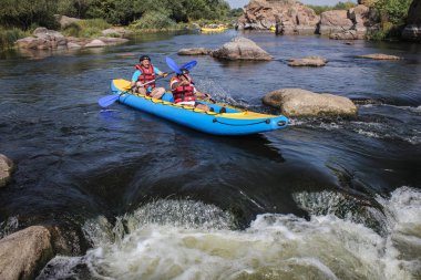 Myhiya / Ukrayna - 24 Ağustos 2018: iki beyaz su Nehri üzerinde turistik, aşırı ve eğlenceli spor kayak dostum. Pivdennyi Buh nehirde rafting