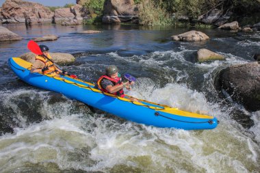 Myhiya / Ukrayna - 24 Ağustos 2018: iki beyaz su Nehri üzerinde turistik, aşırı ve eğlenceli spor kayak dostum. Pivdennyi Buh nehirde rafting