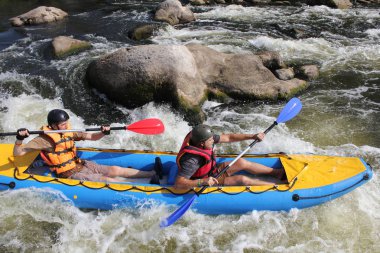 Myhiya / Ukrayna - 24 Ağustos 2018: iki beyaz su Nehri üzerinde turistik, aşırı ve eğlenceli spor kayak dostum. Pivdennyi Buh nehirde rafting