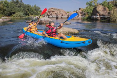 Myhiya / Ukrayna - 24 Ağustos 2018: iki beyaz su Nehri üzerinde turistik, aşırı ve eğlenceli spor kayak dostum. Pivdennyi Buh nehirde rafting