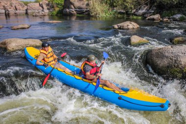 Myhiya / Ukrayna - 24 Ağustos 2018: iki beyaz su Nehri üzerinde turistik, aşırı ve eğlenceli spor kayak dostum. Pivdennyi Buh nehirde rafting