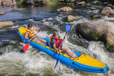 Myhiya / Ukrayna - 24 Ağustos 2018: iki beyaz su Nehri üzerinde turistik, aşırı ve eğlenceli spor kayak dostum. Pivdennyi Buh nehirde rafting