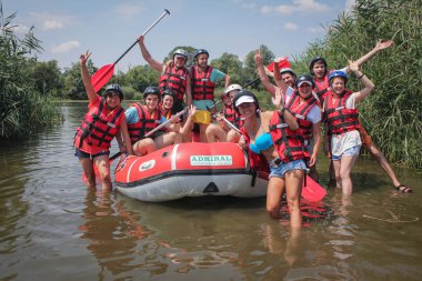 Myhiya / Ukrayna - 06 Haziran 2018: Grup Kılavuzu whitewater rafting ve nehir üzerinde turistik, aşırı ve eğlenceli spor kürek ile mutlu insan. Pivdennyi Buh rafting Rive
