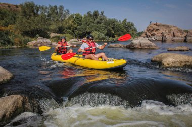 Myhiya / Ukrayna - 24 Ağustos 2018: iki beyaz su Nehri üzerinde turistik, aşırı ve eğlenceli spor kayak dostum. Pivdennyi Buh nehirde rafting