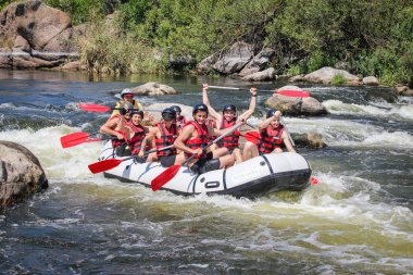Myhiya / Ukrayna - 24 Haziran 2018: Grup Kılavuzu whitewater rafting ve nehir üzerinde turistik, aşırı ve eğlenceli spor kürek ile mutlu insan. Pivdennyi Buh nehirde rafting