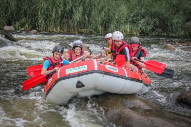 Myhiya / Ukrayna - 04 Haziran 2017: Grup Kılavuzu whitewater rafting ve nehir üzerinde turistik, aşırı ve eğlenceli spor kürek ile mutlu insan. Pivdennyi Buh rafting Rive