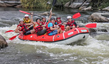 Myhiya / Ukrayna - 24 Haziran 2018: Grup Kılavuzu whitewater rafting ve nehir üzerinde turistik, aşırı ve eğlenceli spor kürek ile mutlu insan. Pivdennyi Buh nehirde rafting