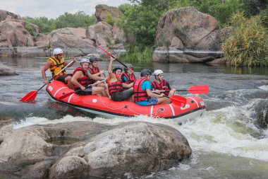 Myhiya / Ukrayna - 24 Haziran 2018: Grup Kılavuzu whitewater rafting ve nehir üzerinde turistik, aşırı ve eğlenceli spor kürek ile mutlu insan. Pivdennyi Buh nehirde rafting