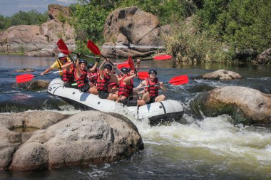 Myhiya / Ukrayna - 24 Haziran 2018: Grup Kılavuzu whitewater rafting ve nehir üzerinde turistik, aşırı ve eğlenceli spor kürek ile mutlu insan. Pivdennyi Buh nehirde rafting