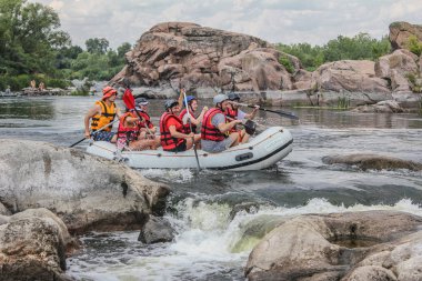 Myhiya / Ukrayna - 24 Haziran 2018: Grup Kılavuzu whitewater rafting ve nehir üzerinde turistik, aşırı ve eğlenceli spor kürek ile mutlu insan. Pivdennyi Buh nehirde rafting