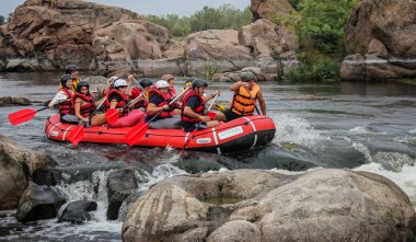 Myhiya / Ukrayna - 24 Haziran 2018: Grup Kılavuzu whitewater rafting ve nehir üzerinde turistik, aşırı ve eğlenceli spor kürek ile mutlu insan. Pivdennyi Buh nehirde rafting