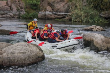 Myhiya / Ukrayna - 24 Haziran 2018: Grup Kılavuzu whitewater rafting ve nehir üzerinde turistik, aşırı ve eğlenceli spor kürek ile mutlu insan. Pivdennyi Buh nehirde rafting