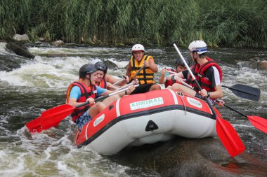 Myhiya / Ukrayna - 24 Haziran 2018: Grup Kılavuzu whitewater rafting ve nehir üzerinde turistik, aşırı ve eğlenceli spor kürek ile mutlu insan. Pivdennyi Buh nehirde rafting