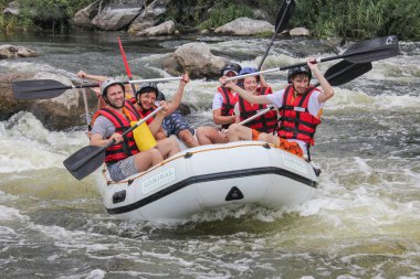 Myhiya / Ukrayna - 24 Haziran 2018: Grup Kılavuzu whitewater rafting ve nehir üzerinde turistik, aşırı ve eğlenceli spor kürek ile mutlu insan. Pivdennyi Buh nehirde rafting