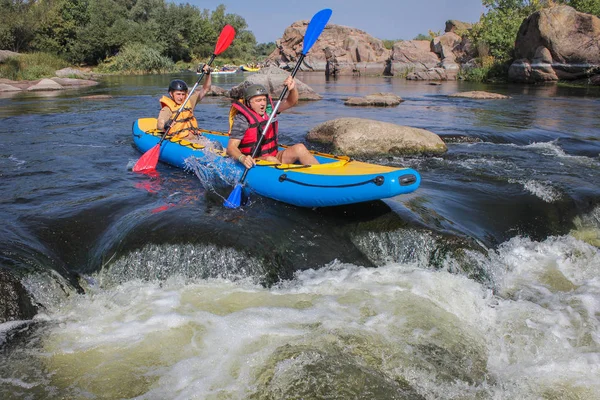 Myhiya / Ukrayna - 24 Ağustos 2018: iki beyaz su Nehri üzerinde turistik, aşırı ve eğlenceli spor kayak dostum. Pivdennyi Buh nehirde rafting