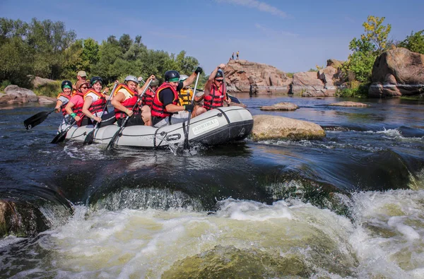 Myhiya / Ukrayna - 24 Haziran 2018: Grup Kılavuzu whitewater rafting ve nehir üzerinde turistik, aşırı ve eğlenceli spor kürek ile mutlu insan. Pivdennyi Buh nehirde rafting