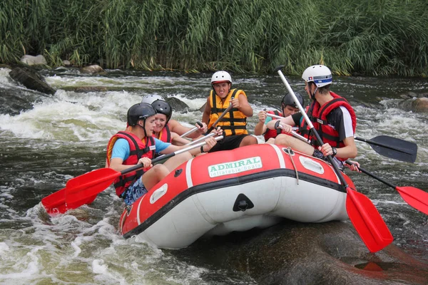 Myhiya / Ukrayna - 24 Haziran 2018: Grup Kılavuzu whitewater rafting ve nehir üzerinde turistik, aşırı ve eğlenceli spor kürek ile mutlu insan. Pivdennyi Buh nehirde rafting