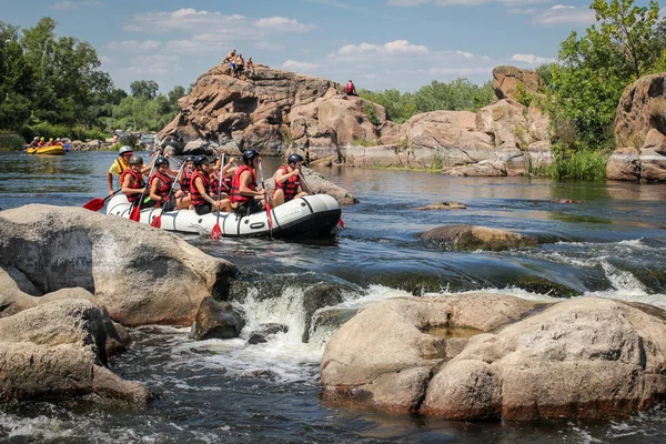 Myhiya / Ukrayna - 24 Haziran 2018: Grup Kılavuzu whitewater rafting ve nehir üzerinde turistik, aşırı ve eğlenceli spor kürek ile mutlu insan. Pivdennyi Buh nehirde rafting